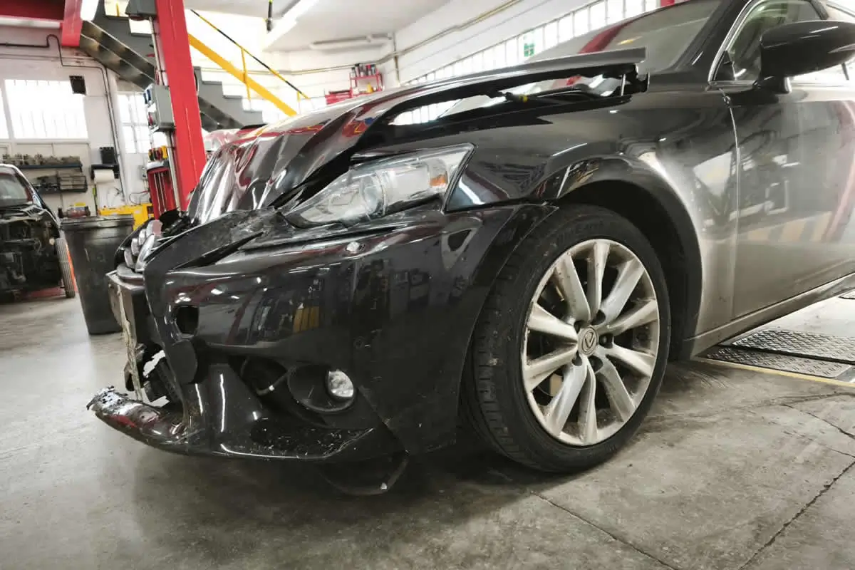 coche dañado tras un accidente antes de la peritación en taller de chapa y pintura en Santander